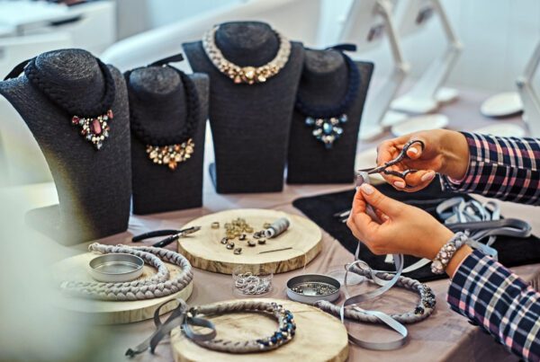 Semijoias personalizadas em um coqueiro preto para vender e ficar em exposição